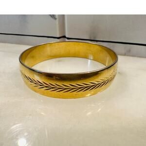 Vintage Trifari Gold Tone Etched Bangle Bracelet Stamped Gifts Jewelry